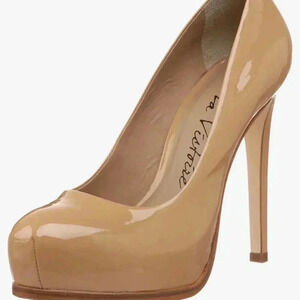 Pour le Victoire camel patent heels